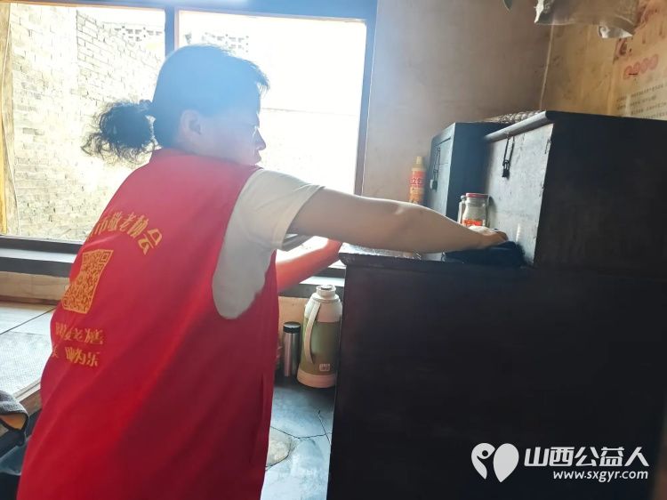 介休市义安镇西大期村特困81岁剌长贵老人家里来了介休市敬老协会的志愿者给打扫卫生,包饺子吃 - 第9张 - 山西公益人 介休市义安镇西大期村特困81岁剌长贵老人家里来了介休市敬老协会的志愿者给打扫卫生,包饺子吃 - 第9张