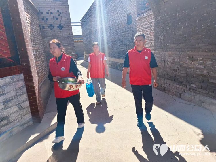 介休市义安镇西大期村特困81岁剌长贵老人家里来了介休市敬老协会的志愿者给打扫卫生,包饺子吃 - 第2张 - 山西公益人 介休市义安镇西大期村特困81岁剌长贵老人家里来了介休市敬老协会的志愿者给打扫卫生,包饺子吃 - 第2张