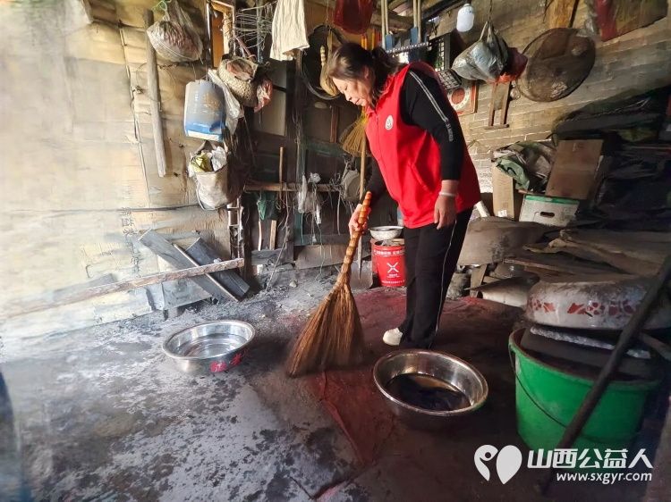 介休市义安镇西大期村特困81岁剌长贵老人家里来了介休市敬老协会的志愿者给打扫卫生,包饺子吃 - 第10张 - 山西公益人 介休市义安镇西大期村特困81岁剌长贵老人家里来了介休市敬老协会的志愿者给打扫卫生,包饺子吃 - 第10张