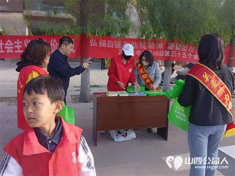浑源县残联开展第三十五个全国助残日宣教活动 浑源县残联扶残助残志愿者协会志愿者发放宣传手册向群众传递扶残助残理念以及残疾人保障相关政策 - 第13张 - 山西公益人 浑源县残联开展第三十五个全国助残日宣教活动 浑源县残联扶残助残志愿者协会志愿者发放宣传手册向群众传递扶残助残理念以及残疾人保障相关政策 - 第13张