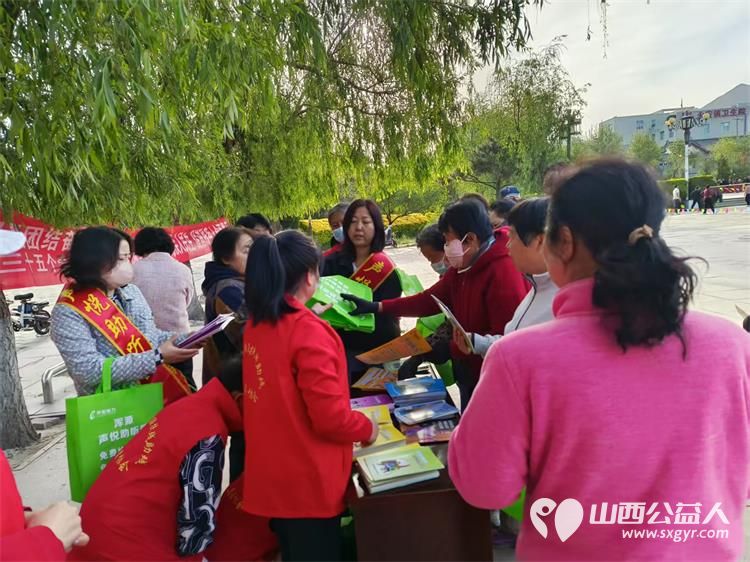 浑源县残联开展第三十五个全国助残日宣教活动 浑源县残联扶残助残志愿者协会志愿者发放宣传手册向群众传递扶残助残理念以及残疾人保障相关政策 - 第5张 - 山西公益人 浑源县残联开展第三十五个全国助残日宣教活动 浑源县残联扶残助残志愿者协会志愿者发放宣传手册向群众传递扶残助残理念以及残疾人保障相关政策 - 第5张