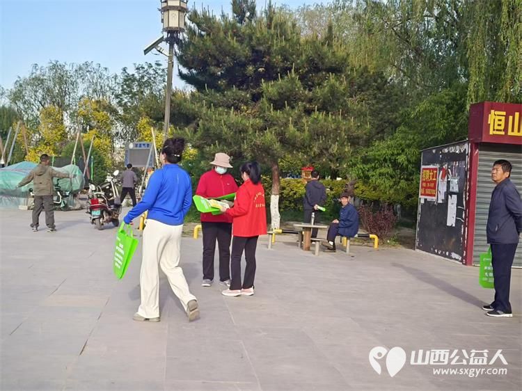 浑源县残联开展第三十五个全国助残日宣教活动 浑源县残联扶残助残志愿者协会志愿者发放宣传手册向群众传递扶残助残理念以及残疾人保障相关政策 - 第17张 - 山西公益人 浑源县残联开展第三十五个全国助残日宣教活动 浑源县残联扶残助残志愿者协会志愿者发放宣传手册向群众传递扶残助残理念以及残疾人保障相关政策 - 第17张
