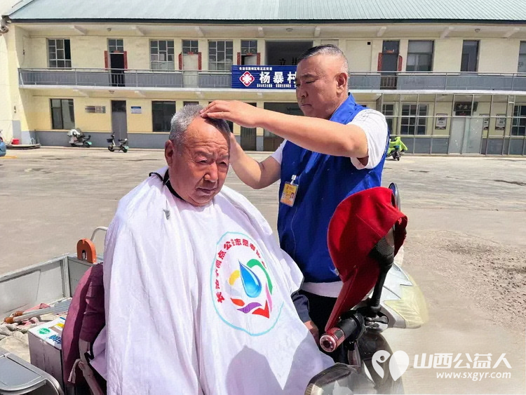 长治市小雨点公益志愿者协会志愿者应堠北庄街道邀请来到了新的协会地址所在地潞州区堠北庄街道杨暴村为老年人开展便民服务活动 - 第8张 - 山西公益人 长治市小雨点公益志愿者协会志愿者应堠北庄街道邀请来到了新的协会地址所在地潞州区堠北庄街道杨暴村为老年人开展便民服务活动 - 第8张