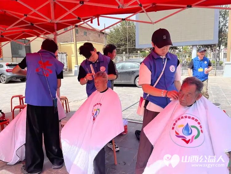 长治市小雨点公益志愿者协会志愿者应堠北庄街道邀请来到了新的协会地址所在地潞州区堠北庄街道杨暴村为老年人开展便民服务活动 - 第5张 - 山西公益人 长治市小雨点公益志愿者协会志愿者应堠北庄街道邀请来到了新的协会地址所在地潞州区堠北庄街道杨暴村为老年人开展便民服务活动 - 第5张