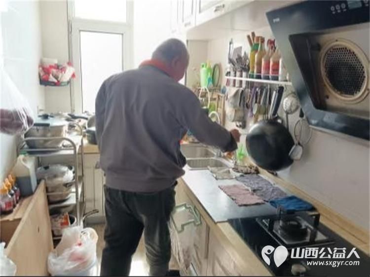 情暖独居老人共筑幸福家园 杏花岭区杏花红志愿服务中心携手各街道党工委社区党委志愿者发起关爱空巢与孤寡老人的暖心行动为老人们送去关怀与帮助 - 第17张