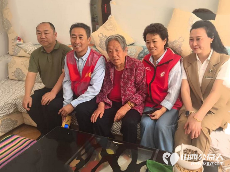 情暖独居老人共筑幸福家园 杏花岭区杏花红志愿服务中心携手各街道党工委社区党委志愿者发起关爱空巢与孤寡老人的暖心行动为老人们送去关怀与帮助 - 第3张 - 山西公益人 情暖独居老人共筑幸福家园 杏花岭区杏花红志愿服务中心携手各街道党工委社区党委志愿者发起关爱空巢与孤寡老人的暖心行动为老人们送去关怀与帮助 - 第3张
