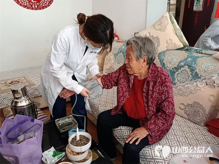 情暖独居老人共筑幸福家园 杏花岭区杏花红志愿服务中心携手各街道党工委社区党委志愿者发起关爱空巢与孤寡老人的暖心行动为老人们送去关怀与帮助 - 第6张