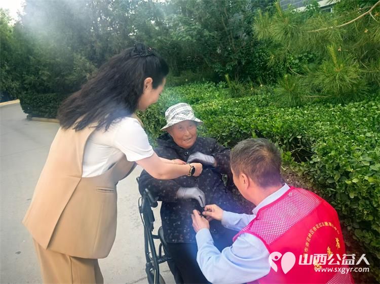 情暖独居老人共筑幸福家园 杏花岭区杏花红志愿服务中心携手各街道党工委社区党委志愿者发起关爱空巢与孤寡老人的暖心行动为老人们送去关怀与帮助 - 第4张