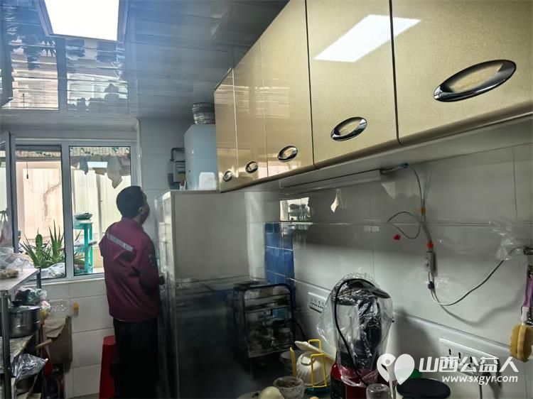 情暖独居老人共筑幸福家园 杏花岭区杏花红志愿服务中心携手各街道党工委社区党委志愿者发起关爱空巢与孤寡老人的暖心行动为老人们送去关怀与帮助 - 第15张