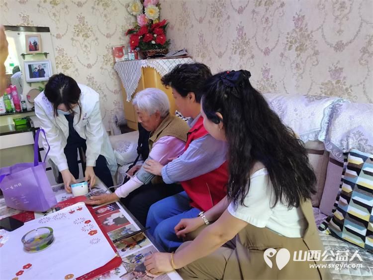 情暖独居老人共筑幸福家园 杏花岭区杏花红志愿服务中心携手各街道党工委社区党委志愿者发起关爱空巢与孤寡老人的暖心行动为老人们送去关怀与帮助 - 第7张