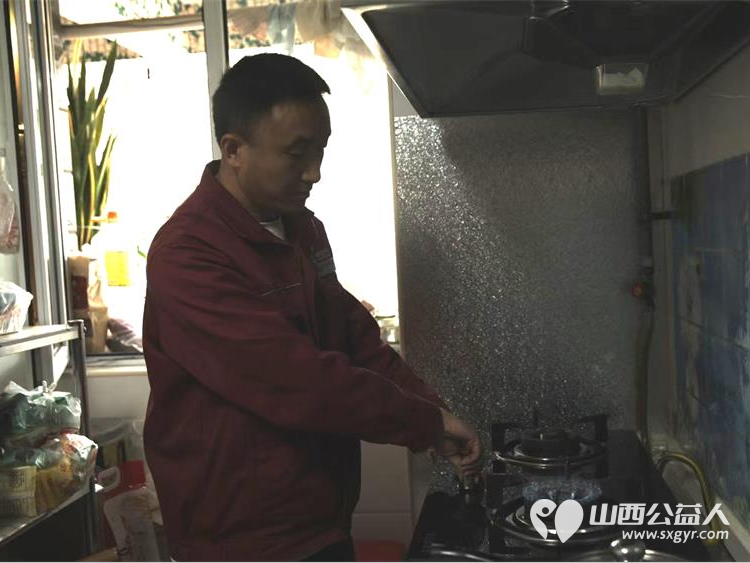 情暖独居老人共筑幸福家园 杏花岭区杏花红志愿服务中心携手各街道党工委社区党委志愿者发起关爱空巢与孤寡老人的暖心行动为老人们送去关怀与帮助 - 第16张