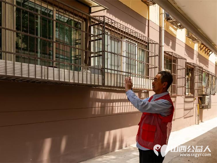 情暖独居老人共筑幸福家园 杏花岭区杏花红志愿服务中心携手各街道党工委社区党委志愿者发起关爱空巢与孤寡老人的暖心行动为老人们送去关怀与帮助 - 第21张