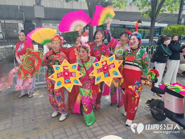 太原市杏花岭区杏花红志愿服务中心携手京紫藤口腔发起爱在母亲节文艺活动慰问驻地居民 - 第5张 - 山西公益人 太原市杏花岭区杏花红志愿服务中心携手京紫藤口腔发起爱在母亲节文艺活动慰问驻地居民 - 第5张