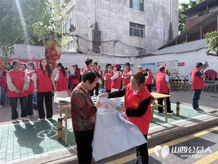 长治市阳光困境儿童帮扶协会2025年5月17日在潞州区常青街道角沿村开展助残日志愿服务活动服务残疾人为残疾人义剪义诊 - 第5张 - 山西公益人 长治市阳光困境儿童帮扶协会2025年5月17日在潞州区常青街道角沿村开展助残日志愿服务活动服务残疾人为残疾人义剪义诊 - 第5张