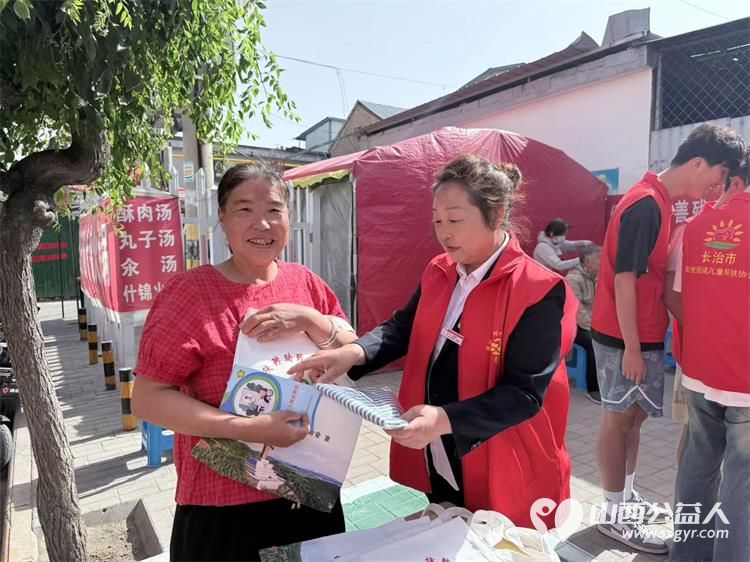 长治市阳光困境儿童帮扶协会2025年5月17日在潞州区常青街道角沿村开展助残日志愿服务活动服务残疾人为残疾人义剪义诊 - 第3张 - 山西公益人 长治市阳光困境儿童帮扶协会2025年5月17日在潞州区常青街道角沿村开展助残日志愿服务活动服务残疾人为残疾人义剪义诊 - 第3张