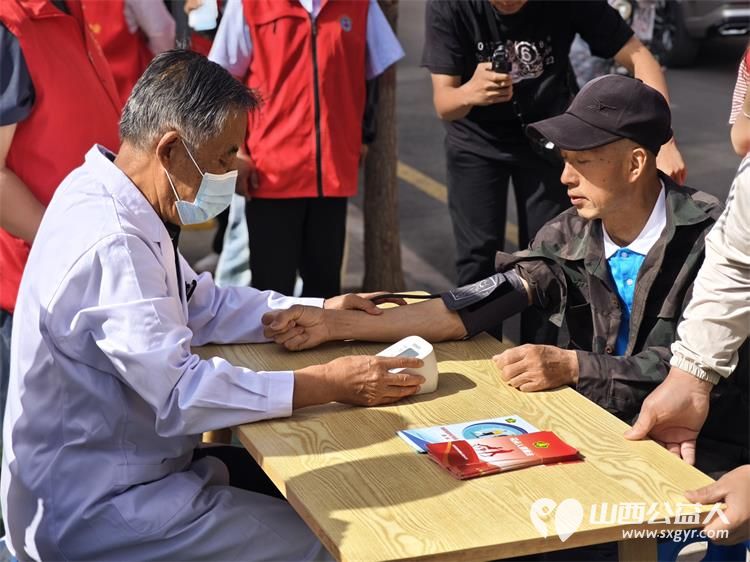 长治市阳光困境儿童帮扶协会2025年5月17日在潞州区常青街道角沿村开展助残日志愿服务活动服务残疾人为残疾人义剪义诊 - 第6张 - 山西公益人 长治市阳光困境儿童帮扶协会2025年5月17日在潞州区常青街道角沿村开展助残日志愿服务活动服务残疾人为残疾人义剪义诊 - 第6张