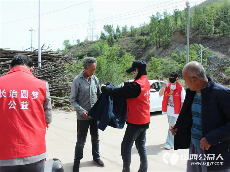 长治圆梦公益开展情暖五月爱心助困公益活动去沁县南磨镰石村、沁县王家庄村慰问17户生活困难户给他们送上了生活用品 - 第9张