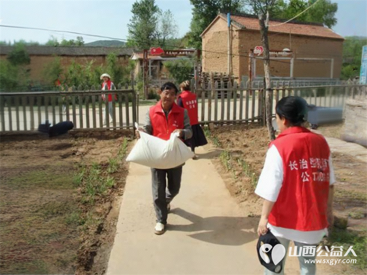 长治圆梦公益开展情暖五月爱心助困公益活动去沁县南磨镰石村、沁县王家庄村慰问17户生活困难户给他们送上了生活用品 - 第5张