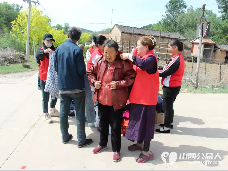 长治圆梦公益开展情暖五月爱心助困公益活动去沁县南磨镰石村、沁县王家庄村慰问17户生活困难户给他们送上了生活用品 - 第10张