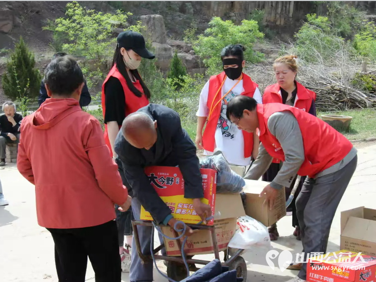 长治圆梦公益开展情暖五月爱心助困公益活动去沁县南磨镰石村、沁县王家庄村慰问17户生活困难户给他们送上了生活用品 - 第2张