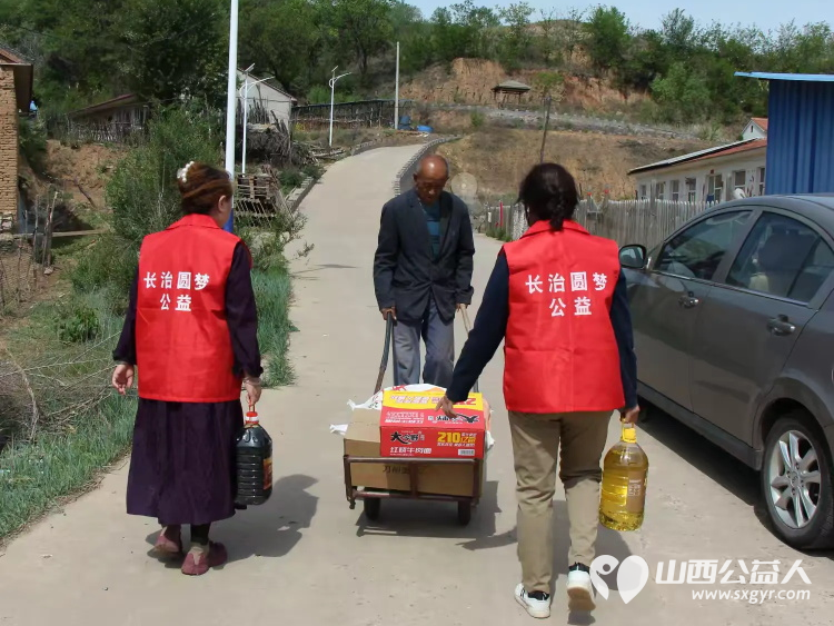 长治圆梦公益开展情暖五月爱心助困公益活动去沁县南磨镰石村、沁县王家庄村慰问17户生活困难户给他们送上了生活用品 - 第4张