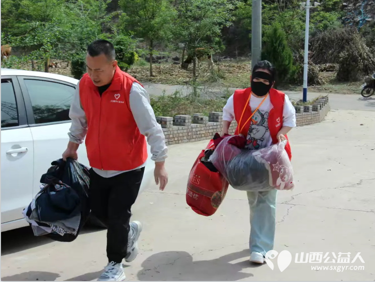 长治圆梦公益开展情暖五月爱心助困公益活动去沁县南磨镰石村、沁县王家庄村慰问17户生活困难户给他们送上了生活用品 - 第7张