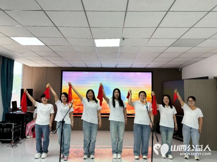 艺韵展风华:五社联动共绘民族团结新画卷吕梁市离石区青年志愿者协会联合尉汾路社区组织社区文艺团队和鸣乐团编排演出文艺节目 - 第4张 - 山西公益人 艺韵展风华:五社联动共绘民族团结新画卷吕梁市离石区青年志愿者协会联合尉汾路社区组织社区文艺团队和鸣乐团编排演出文艺节目 - 第4张