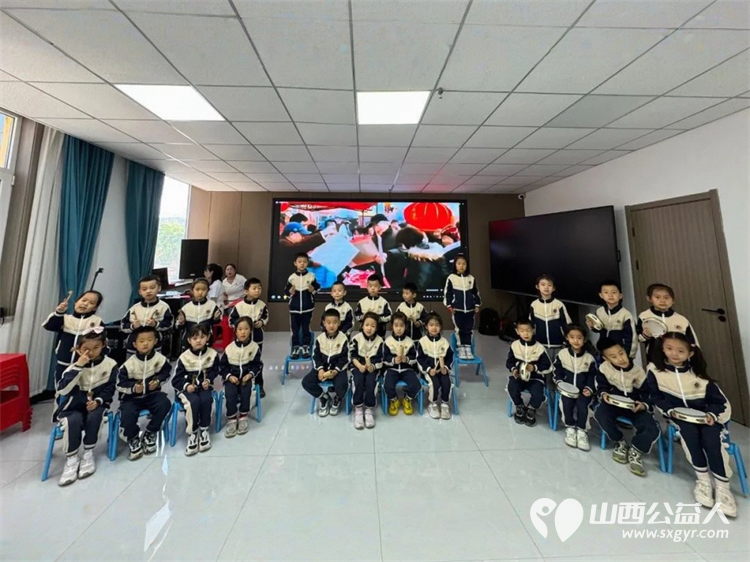 艺韵展风华:五社联动共绘民族团结新画卷吕梁市离石区青年志愿者协会联合尉汾路社区组织社区文艺团队和鸣乐团编排演出文艺节目 - 第2张 - 山西公益人 艺韵展风华:五社联动共绘民族团结新画卷吕梁市离石区青年志愿者协会联合尉汾路社区组织社区文艺团队和鸣乐团编排演出文艺节目 - 第2张