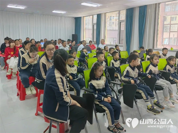 艺韵展风华:五社联动共绘民族团结新画卷吕梁市离石区青年志愿者协会联合尉汾路社区组织社区文艺团队和鸣乐团编排演出文艺节目 - 第7张 - 山西公益人 艺韵展风华:五社联动共绘民族团结新画卷吕梁市离石区青年志愿者协会联合尉汾路社区组织社区文艺团队和鸣乐团编排演出文艺节目 - 第7张