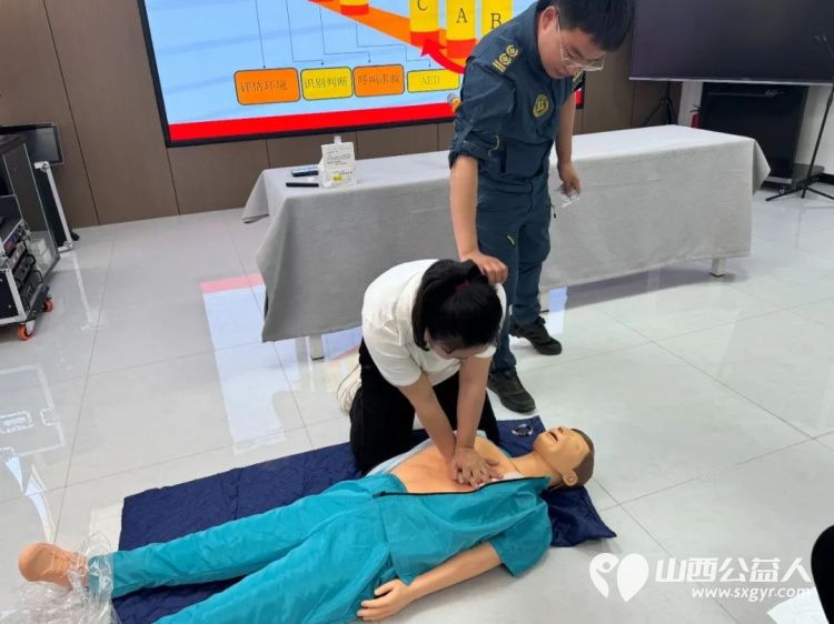 五社联动聚合力青春赋能暖社区 吕梁市离石区青年志愿者协会联合尉汾路社区开展五社联动示范项目链接吕梁青年讲师团为居民带来一场知识与思想的盛宴 - 第3张