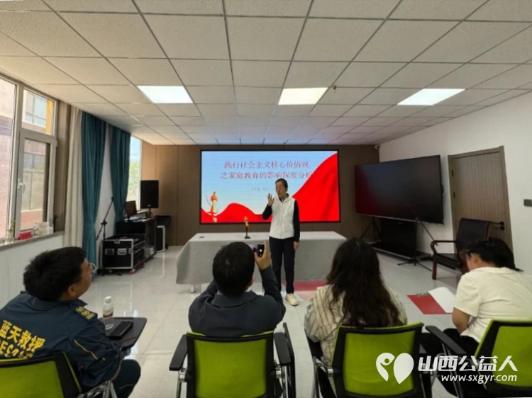 五社联动聚合力青春赋能暖社区 吕梁市离石区青年志愿者协会联合尉汾路社区开展五社联动示范项目链接吕梁青年讲师团为居民带来一场知识与思想的盛宴 - 第7张