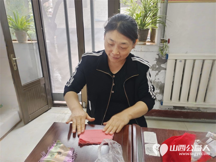 晋中市太谷区白塔区振兴社区组织居民开展“我在文明实践中心过端午”主题活动共同完成五彩绳编织和香囊制作 - 第10张