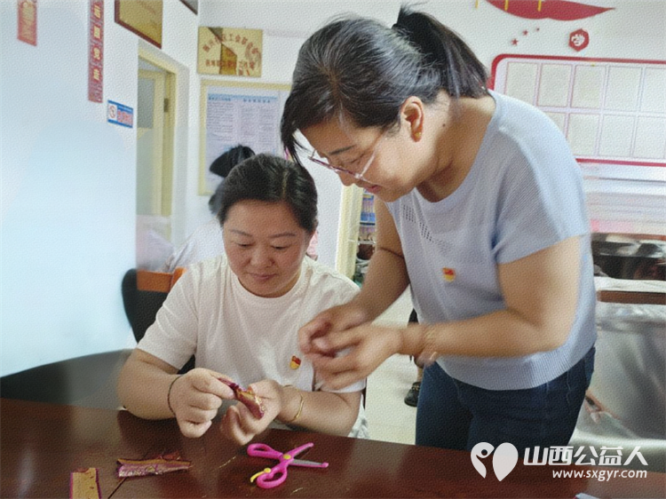 晋中市太谷区白塔区振兴社区组织居民开展“我在文明实践中心过端午”主题活动共同完成五彩绳编织和香囊制作 - 第2张