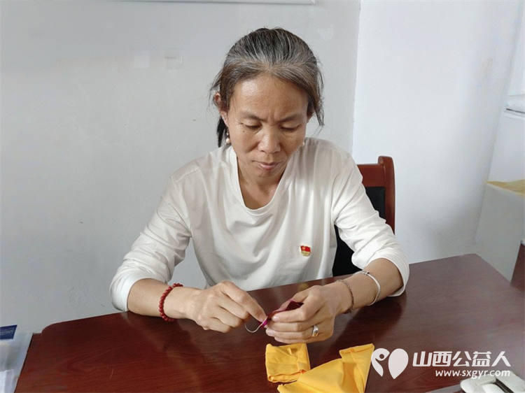 晋中市太谷区白塔区振兴社区组织居民开展“我在文明实践中心过端午”主题活动共同完成五彩绳编织和香囊制作 - 第9张