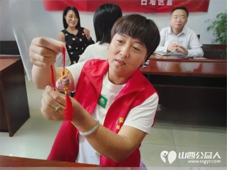 晋中市太谷区白塔区振兴社区组织居民开展“我在文明实践中心过端午”主题活动共同完成五彩绳编织和香囊制作 - 第8张