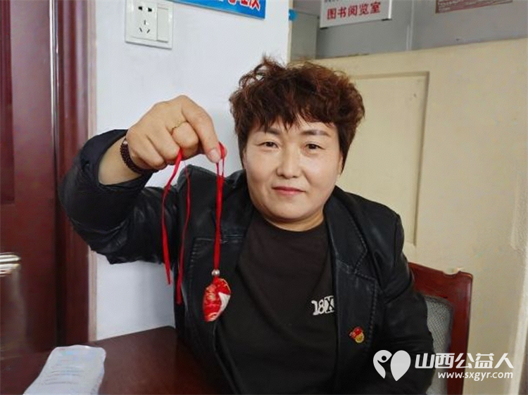 晋中市太谷区白塔区振兴社区组织居民开展“我在文明实践中心过端午”主题活动共同完成五彩绳编织和香囊制作 - 第6张