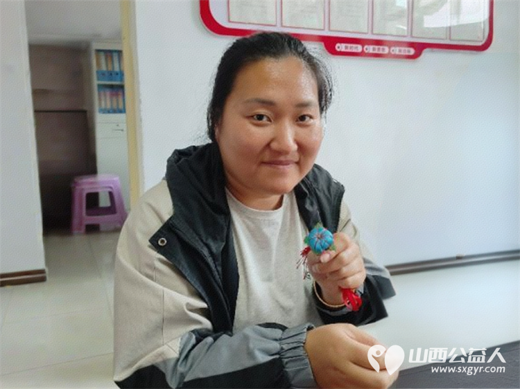 晋中市太谷区白塔区振兴社区组织居民开展“我在文明实践中心过端午”主题活动共同完成五彩绳编织和香囊制作 - 第5张