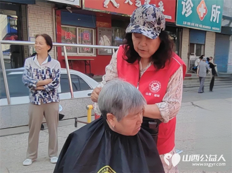 情暖夕阳守初心 关爱老人践行动——盐湖区志愿者协会联合祥和社区开展便民文明集市活动为老人提供理发情感陪护智能助老等多样化的便民服务 - 第4张 - 山西公益人 情暖夕阳守初心 关爱老人践行动——盐湖区志愿者协会联合祥和社区开展便民文明集市活动为老人提供理发情感陪护智能助老等多样化的便民服务 - 第4张