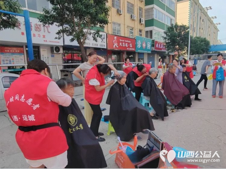 情暖夕阳守初心 关爱老人践行动——盐湖区志愿者协会联合祥和社区开展便民文明集市活动为老人提供理发情感陪护智能助老等多样化的便民服务 - 第2张 - 山西公益人 情暖夕阳守初心 关爱老人践行动——盐湖区志愿者协会联合祥和社区开展便民文明集市活动为老人提供理发情感陪护智能助老等多样化的便民服务 - 第2张