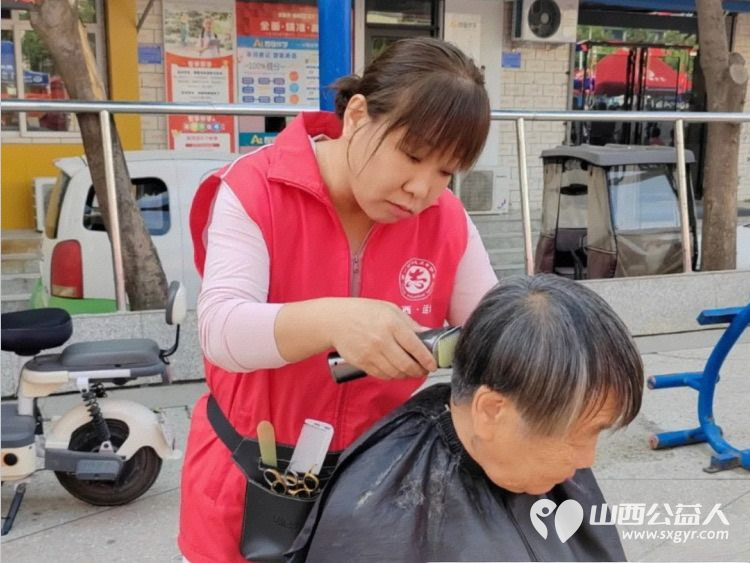 情暖夕阳守初心 关爱老人践行动——盐湖区志愿者协会联合祥和社区开展便民文明集市活动为老人提供理发情感陪护智能助老等多样化的便民服务 - 第3张 - 山西公益人 情暖夕阳守初心 关爱老人践行动——盐湖区志愿者协会联合祥和社区开展便民文明集市活动为老人提供理发情感陪护智能助老等多样化的便民服务 - 第3张