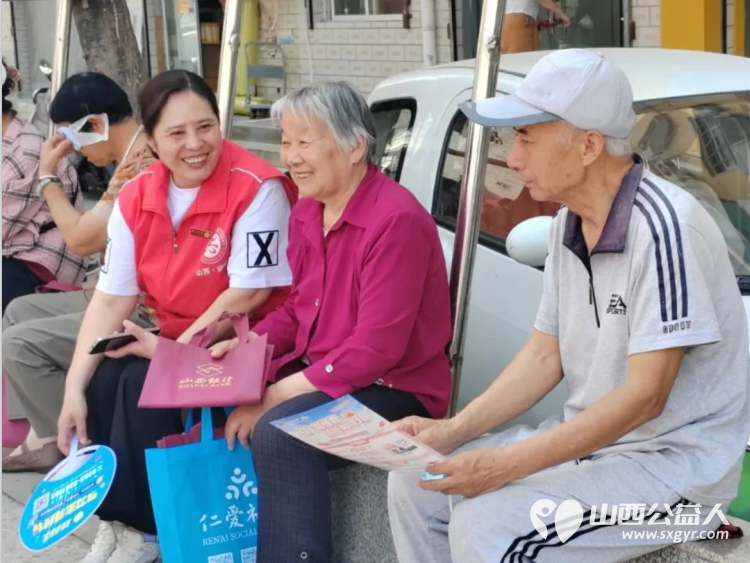 情暖夕阳守初心 关爱老人践行动——盐湖区志愿者协会联合祥和社区开展便民文明集市活动为老人提供理发情感陪护智能助老等多样化的便民服务 - 第7张 - 山西公益人 情暖夕阳守初心 关爱老人践行动——盐湖区志愿者协会联合祥和社区开展便民文明集市活动为老人提供理发情感陪护智能助老等多样化的便民服务 - 第7张