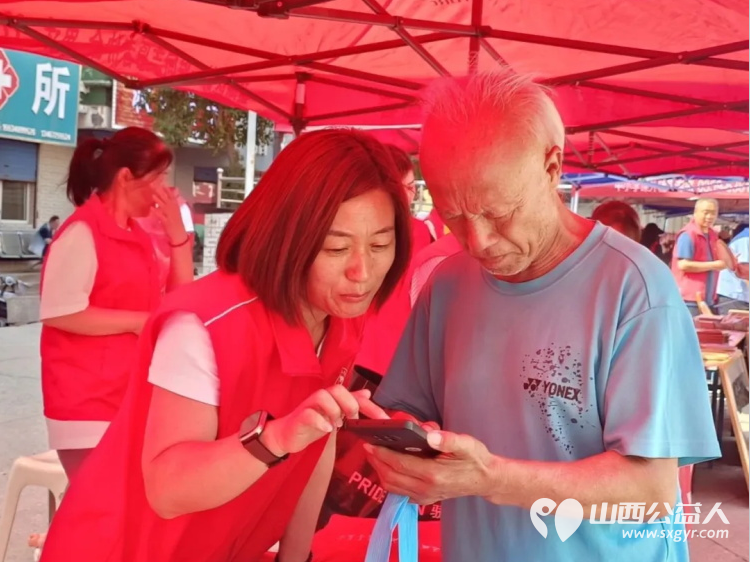 情暖夕阳守初心 关爱老人践行动——盐湖区志愿者协会联合祥和社区开展便民文明集市活动为老人提供理发情感陪护智能助老等多样化的便民服务 - 第6张 - 山西公益人 情暖夕阳守初心 关爱老人践行动——盐湖区志愿者协会联合祥和社区开展便民文明集市活动为老人提供理发情感陪护智能助老等多样化的便民服务 - 第6张