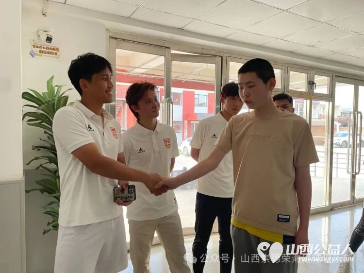 绿茵有大爱足球进校园 山西崇德荣海足球俱乐部走进太原灵星社区服务中心筹备了足球训练装备营养食品等慰问物资帮助心青年孩子们 - 第3张