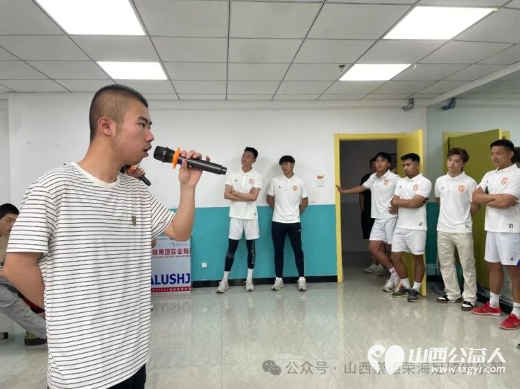 绿茵有大爱足球进校园 山西崇德荣海足球俱乐部走进太原灵星社区服务中心筹备了足球训练装备营养食品等慰问物资帮助心青年孩子们 - 第6张