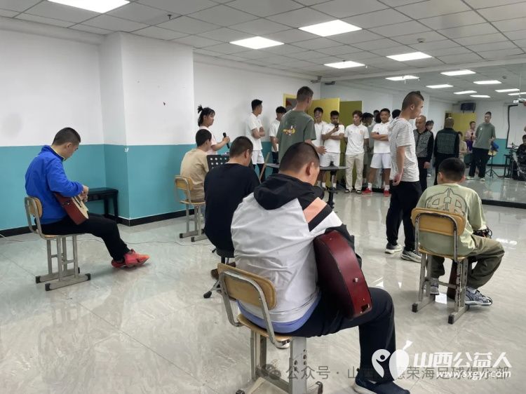 绿茵有大爱足球进校园 山西崇德荣海足球俱乐部走进太原灵星社区服务中心筹备了足球训练装备营养食品等慰问物资帮助心青年孩子们 - 第4张