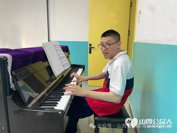 绿茵有大爱足球进校园 山西崇德荣海足球俱乐部走进太原灵星社区服务中心筹备了足球训练装备营养食品等慰问物资帮助心青年孩子们 - 第5张