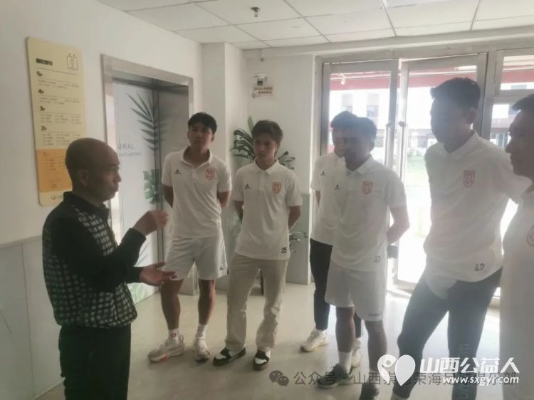 绿茵有大爱足球进校园 山西崇德荣海足球俱乐部走进太原灵星社区服务中心筹备了足球训练装备营养食品等慰问物资帮助心青年孩子们 - 第2张