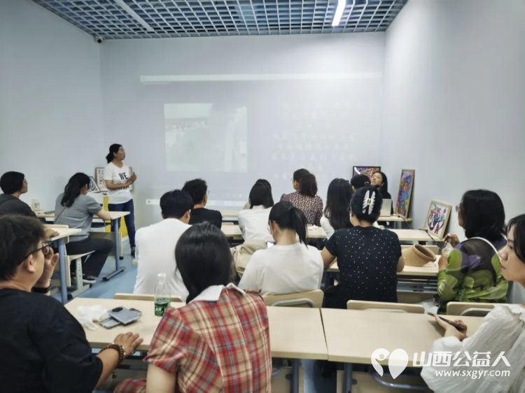 太原海归读书会书友们来太原灵星社区服务中心慰问这里的孤独症孩子大家为孩子们送来了不少礼物有玩具文具体育用品零食粮油等 - 第2张