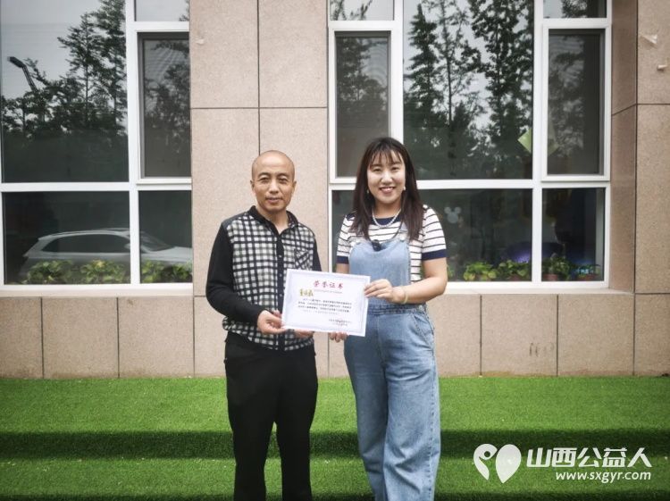 太原海归读书会书友们来太原灵星社区服务中心慰问这里的孤独症孩子大家为孩子们送来了不少礼物有玩具文具体育用品零食粮油等 - 第11张