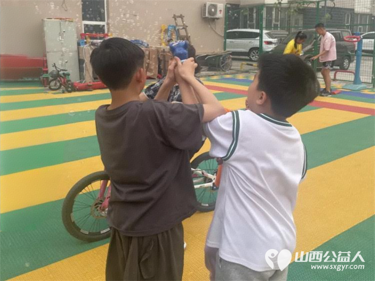 太原海归读书会书友们来太原灵星社区服务中心慰问这里的孤独症孩子大家为孩子们送来了不少礼物有玩具文具体育用品零食粮油等 - 第9张